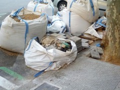 Big bags de escombro en una acera