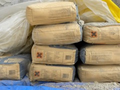 Sacos de cemento apilados sobre una lona